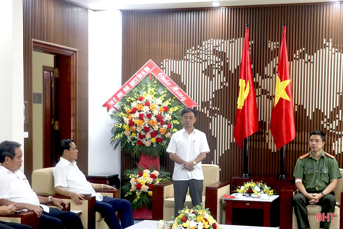 Thường trực Tỉnh ủy chúc mừng lực lượng Công an Hà Tĩnh