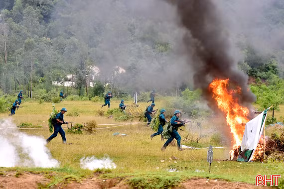 Dân quân phường Nam Hồng Lĩnh thực binh đánh địch đổ bộ đường không