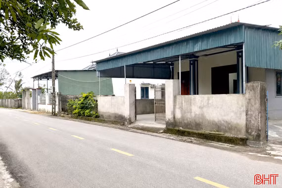 Hoàn thiện hồ sơ cấp "sổ đỏ" cho 3 hộ dân ở xã Lộc Hà sau đổi đất làm đường