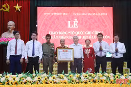 Trao bằng "Tổ quốc ghi công" cho thân nhân liệt sĩ Lê Văn Cổn
