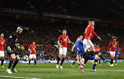 ibrahimovic lap cong phut bu gio m u hoa hu via tren san nha