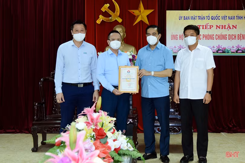 VietinBank trao 2 tỷ đồng ủng hộ Quỹ Phòng, chống dịch Covid-19 Hà Tĩnh