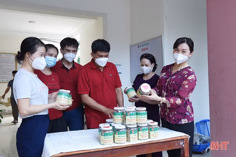 Nông dân Hà Tĩnh nhanh tay làm thực phẩm gửi đồng bào miền Nam 