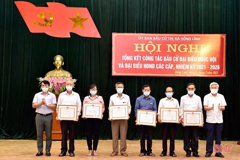 TX Hồng Lĩnh khen thưởng các tập thể, cá nhân có thành tích xuất sắc trong công tác bầu cử