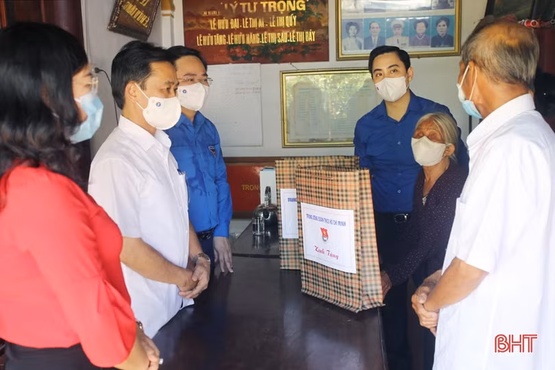 Bí thư thứ nhất Trung ương Đoàn tri ân các anh hùng, liệt sỹ tại Hà Tĩnh