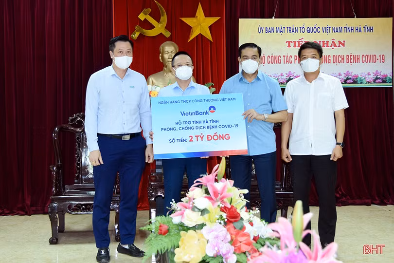 VietinBank trao 2 tỷ đồng ủng hộ Quỹ Phòng, chống dịch Covid-19 Hà Tĩnh