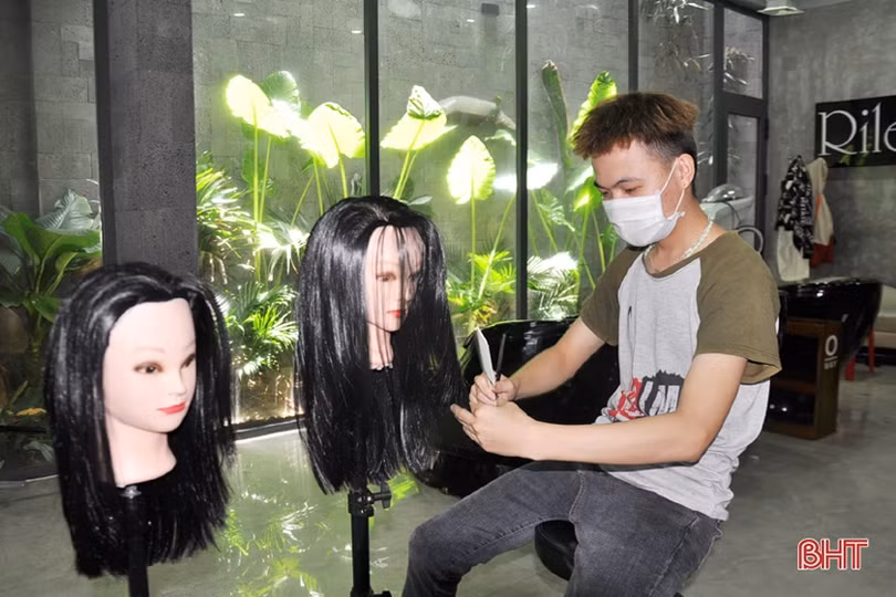 Các salon tóc ở Hà Tĩnh khẩn trương dọn dẹp, sẵn sàng đón khách trở lại