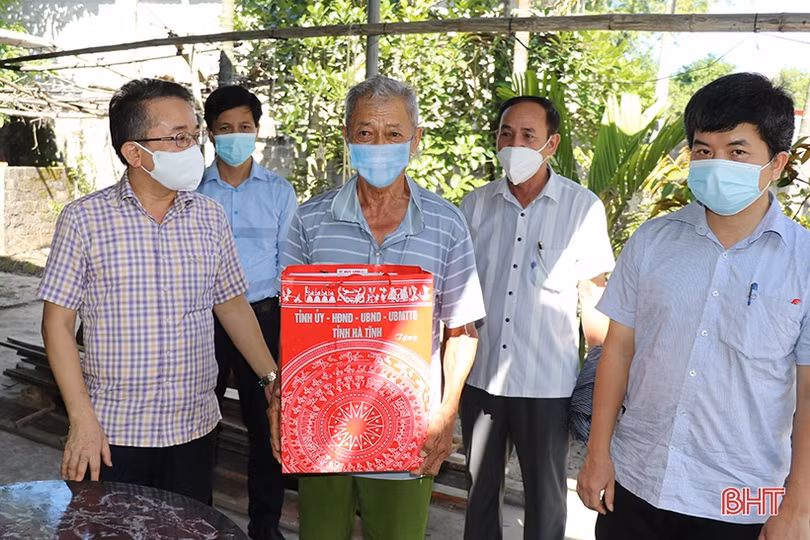 Chủ nhiệm UBKT Tỉnh ủy thăm hỏi, tặng quà gia đình chính sách, người có công ở Thạch Hà