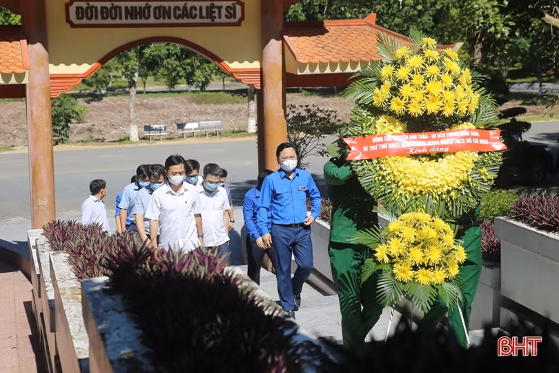 Bí thư thứ nhất Trung ương Đoàn tri ân các anh hùng, liệt sỹ tại Hà Tĩnh