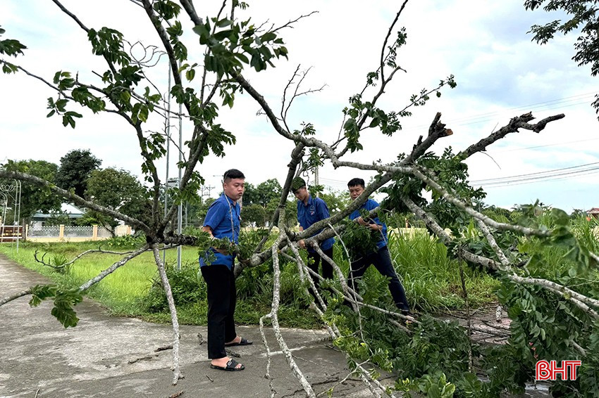 Ngay sau ảnh hưởng của giông lốc xảy ra vào tối qua (19/7), tại một số phường/xã, các đội hình đã tích cực hỗ trợ người dân khắc phục hậu quả. (Trong ảnh: Đoàn viên xã Hương Sơn chung tay dọn dẹp cây đổ, khắc phục hậu quả của trận giông lốc).