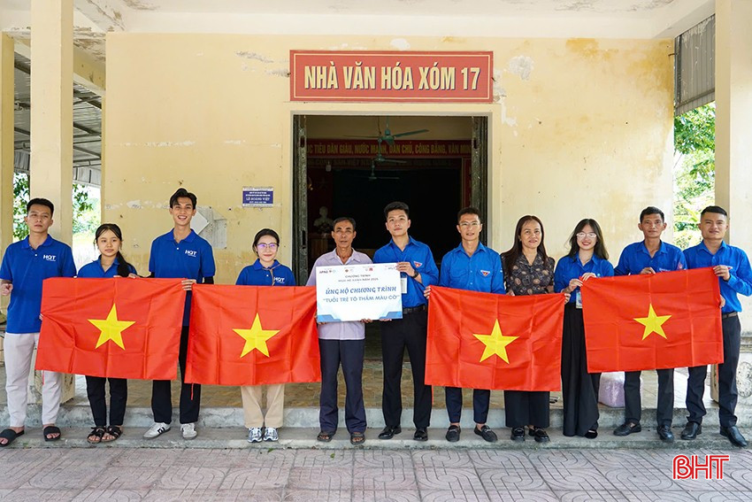 Triển khai Ngày Chủ nhật xanh, Đoàn phường Hà Huy Tập trao tặng 100 lá cờ Tổ quốc cho người dân trên địa bàn.
