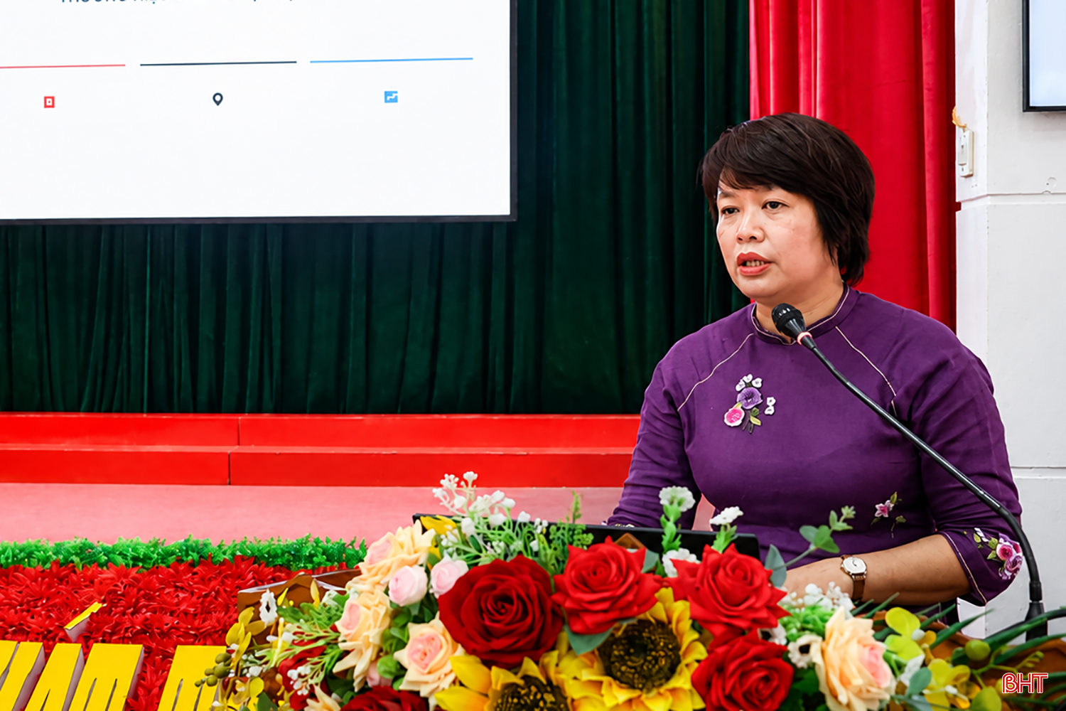 Thạc sĩ Phan Thị Thuý Vân - Viện Nghiên cứu phát triển TP Huế trình bày tham luận: “Hoành Sơn Quan từ chứng tích phòng thủ triều Nguyễn đến trục kinh tế sáng tạo xuyên biên giới”.