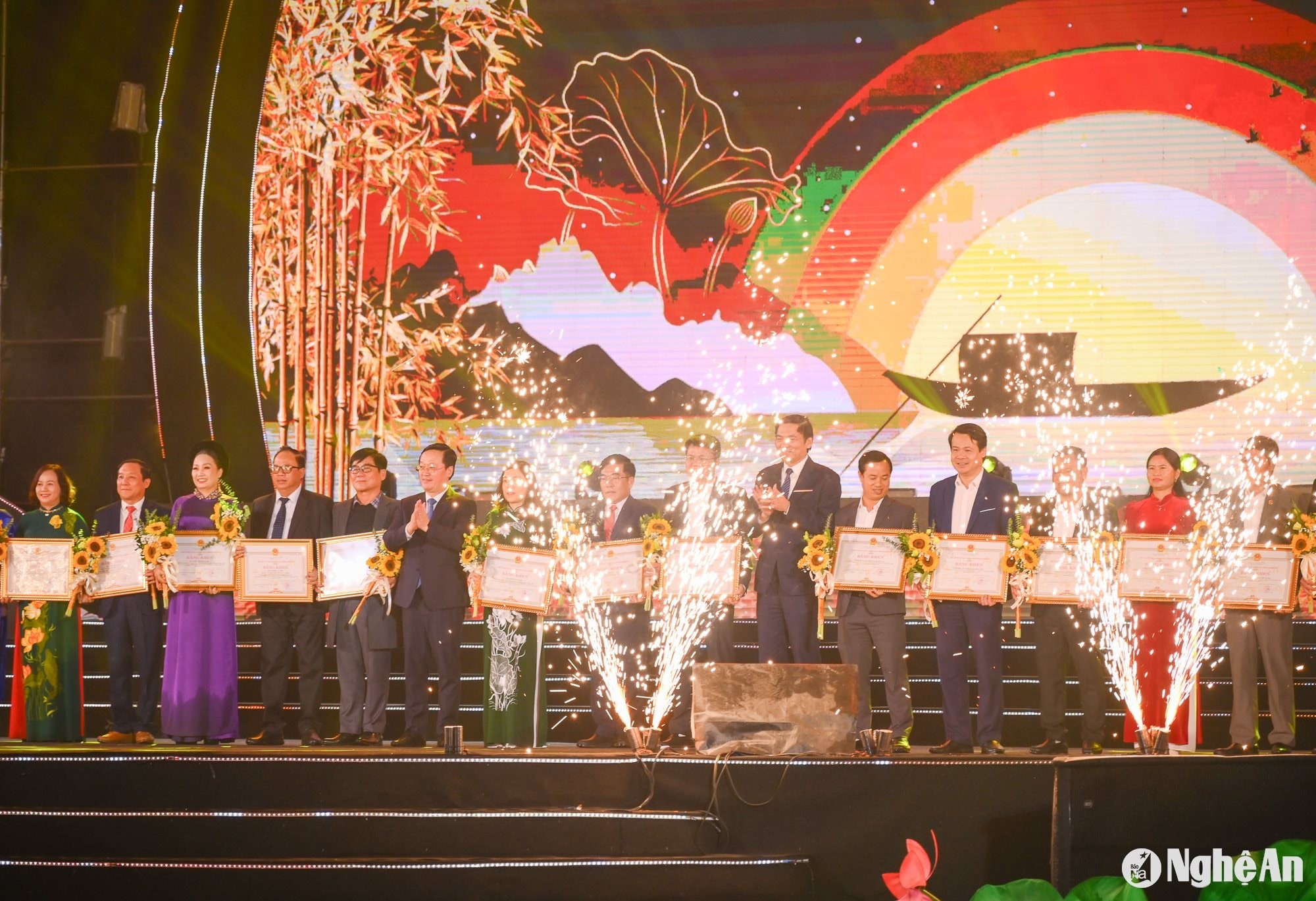 Bí thư Tỉnh ủy, Chủ tịch UBND tỉnh Nguyễn Đức Trung và Phó Bí thư Thường trực Tỉnh ủy, Chủ tịch HĐND tỉnh Hoàng Nghĩa Hiếu trao Bằng khen của Chủ tịch UBND tỉnh tặng 10 tập thể, 10 cá nhân của tỉnh Nghệ An vì có đóng góp xuất sắc trong công tác bảo tồn, phát huy giá trị di sản Dân ca ví, giặm giai đoạn 2014-2024. Ảnh: Thành Cường