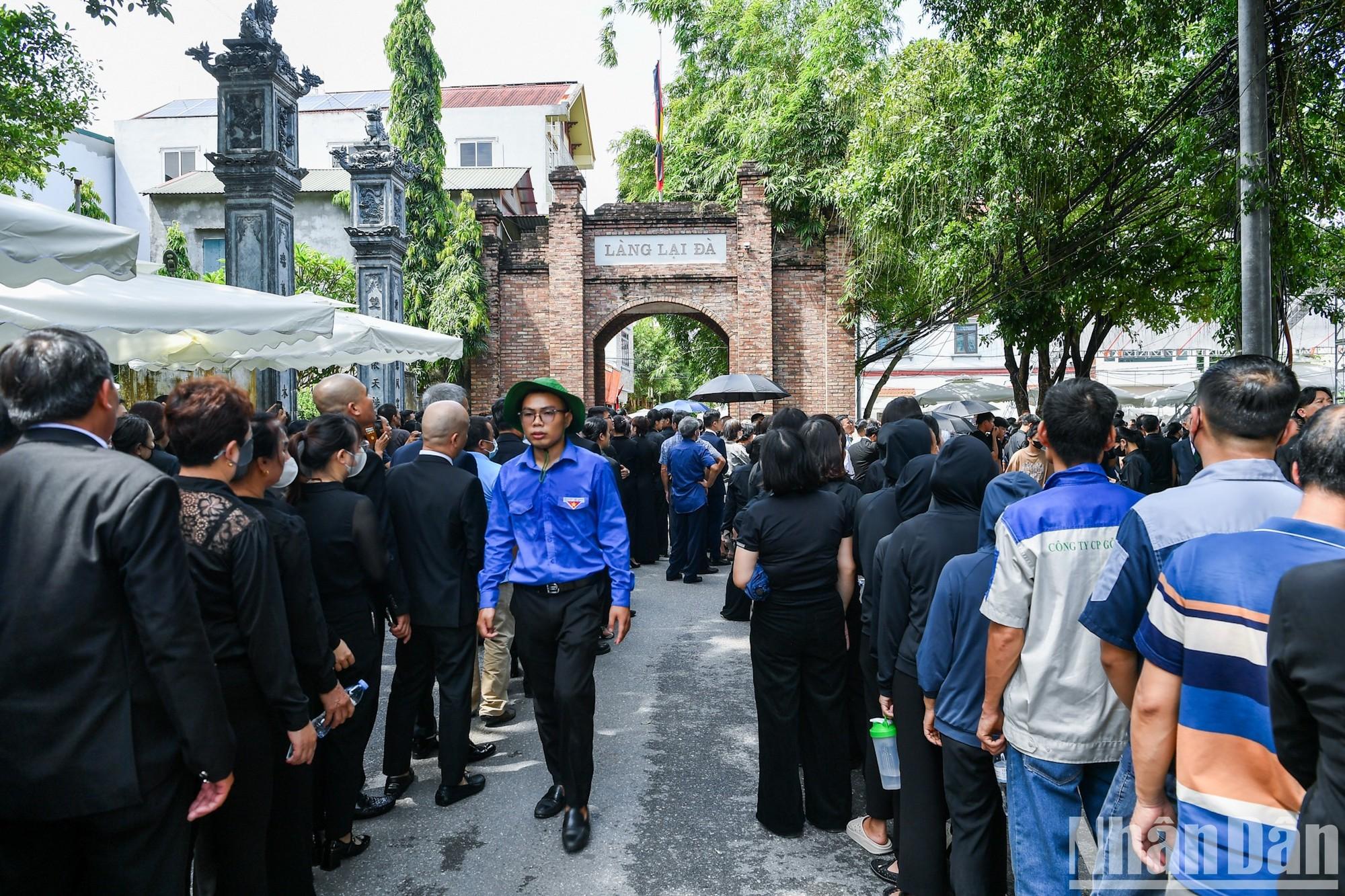 Ban tổ chức đã lập các hàng rào mềm từ xa để hướng dẫn, phân luồng giao thông từ trụ sở xã Đông Hội vào đến Nhà văn hóa làng Lại Đà. Đồng thời bố trí xe điện đưa người dân từ trụ sở xã Đông Hội vào cổng làng Lại Đà để đăng ký vào viếng Tổng Bí thư Nguyễn Phú Trọng.