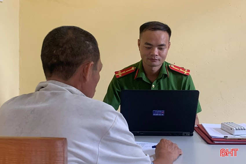 cong-an-huyen-huong-khe-da-tuyen-truyen-nhac-nho-va-yeu-cau-ha-van-h-ky-cam-ket-khong-tai-pham-hanh-vi-vi-pham-phap-luat-4937.jpg