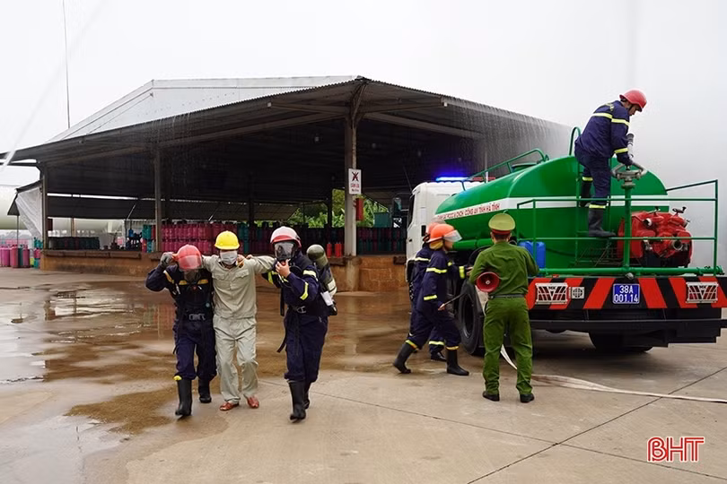 Diễn tập sự cố gây cháy nổ tại doanh nghiệp ở Nghi Xuân