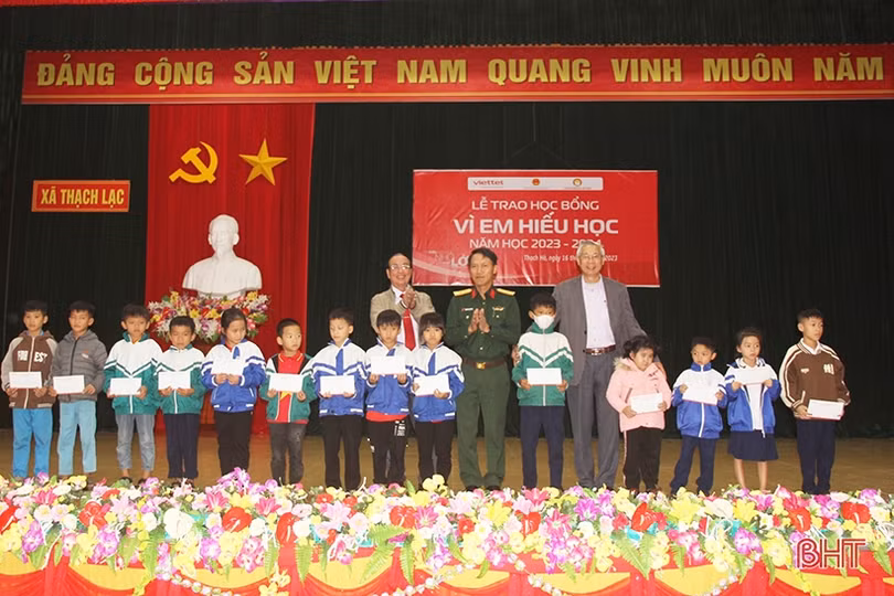 Trao học bổng “Vì em hiếu học” cho học sinh nghèo ở Thạch Hà