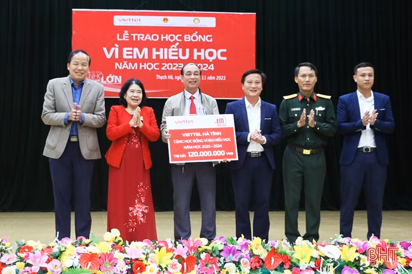 Trao học bổng “Vì em hiếu học” cho học sinh nghèo ở Thạch Hà