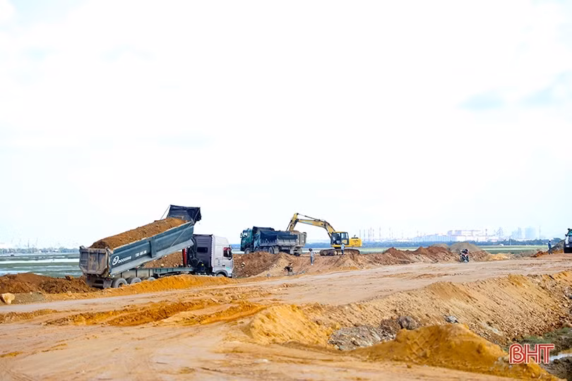 Gấp rút thi công các tuyến đường trọng điểm tại Khu kinh tế Vũng Áng