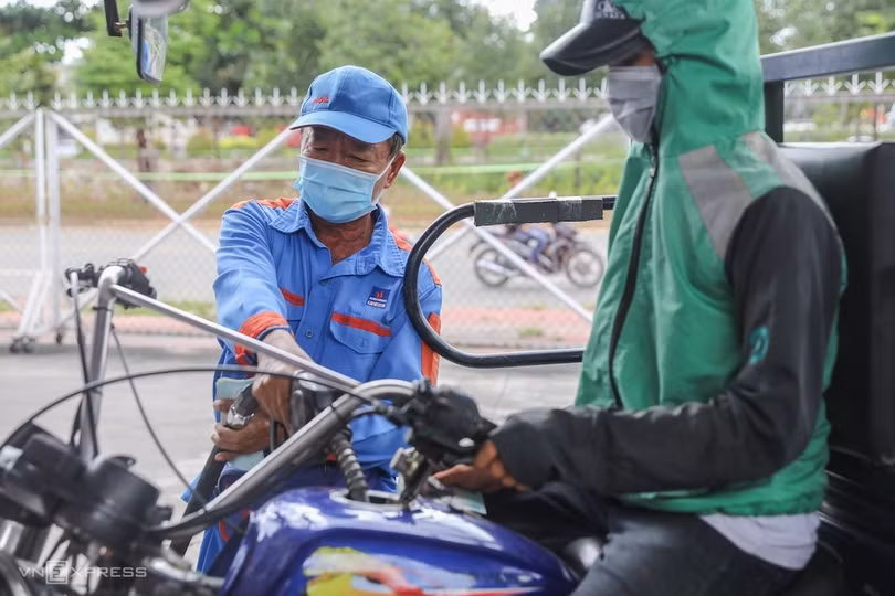 Giá xăng, dầu cùng giảm từ 15h chiều nay