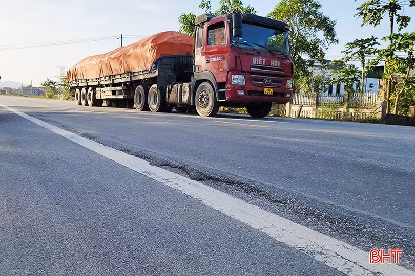 Tuyến đường TP Hà Tĩnh đi Hương Khê xuất hiện nhiều điểm hư hỏng