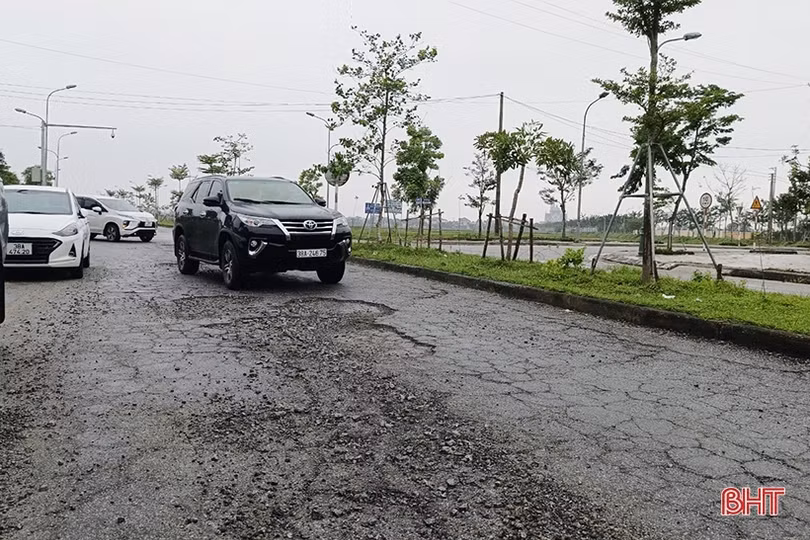 Đường Ngô Quyền xuất hiện nhiều điểm hư hỏng nặng
