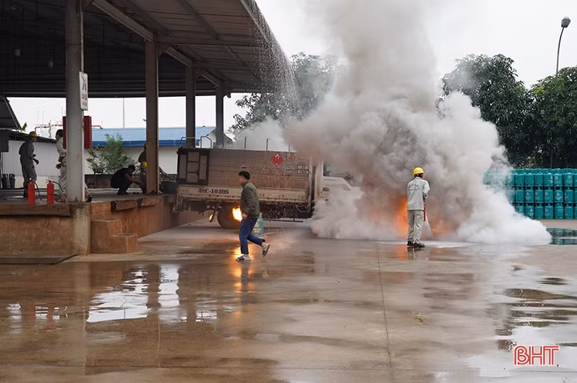 Diễn tập sự cố gây cháy nổ tại doanh nghiệp ở Nghi Xuân