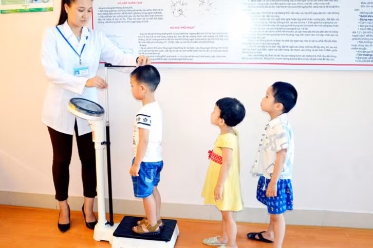 Trường mầm non bố trí tối thiểu 1 lao động hợp đồng làm nhiệm vụ y tế học đường