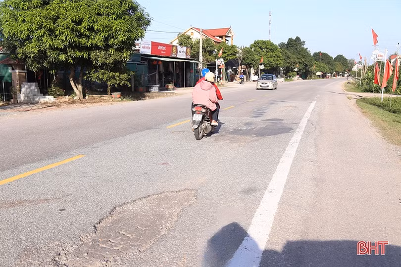 Tuyến đường TP Hà Tĩnh đi Hương Khê xuất hiện nhiều điểm hư hỏng
