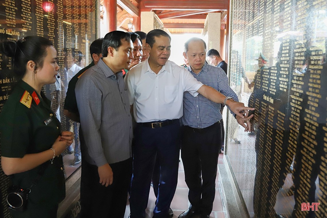 Lãnh đạo tỉnh Hà Tĩnh dâng hương tưởng niệm các anh hùng liệt sỹ Quân đoàn 4