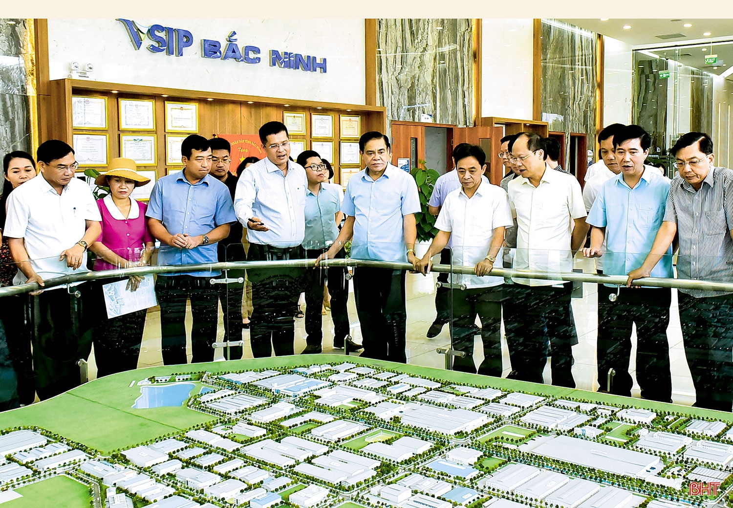 Tập trung quán triệt, tuyên truyền sâu rộng, đưa nghị quyết của Đảng vào cuộc sống