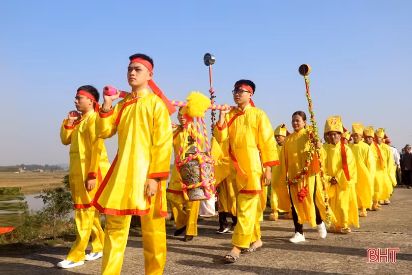Hàng trăm người tham gia lễ rước cấp thuỷ tại lễ hội đền Cả