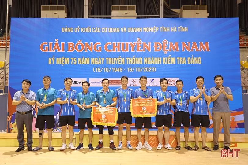 Bóng chuyền đệm - môn thể thao dân dã ngày càng hấp dẫn ở Hà Tĩnh