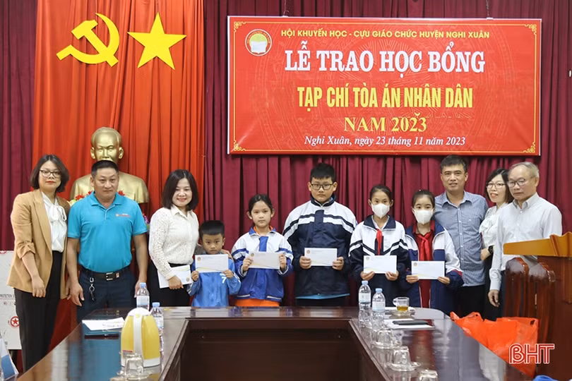 Gần 100 suất học bổng đến với học sinh gặp hoàn cảnh khó khăn