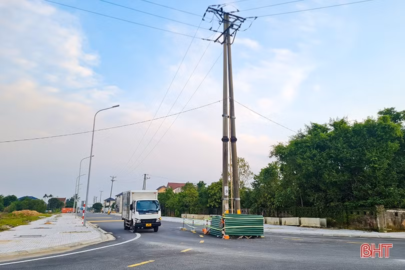 Cột điện “sừng sững” giữa ngã ba đường