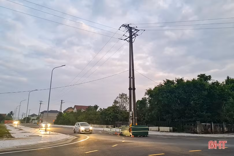 Cột điện “sừng sững” giữa ngã ba đường