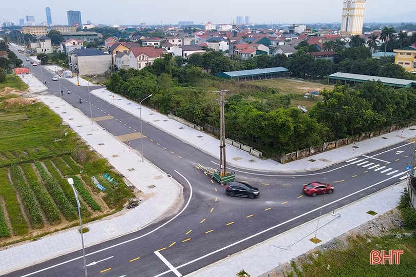 Cột điện “sừng sững” giữa ngã ba đường