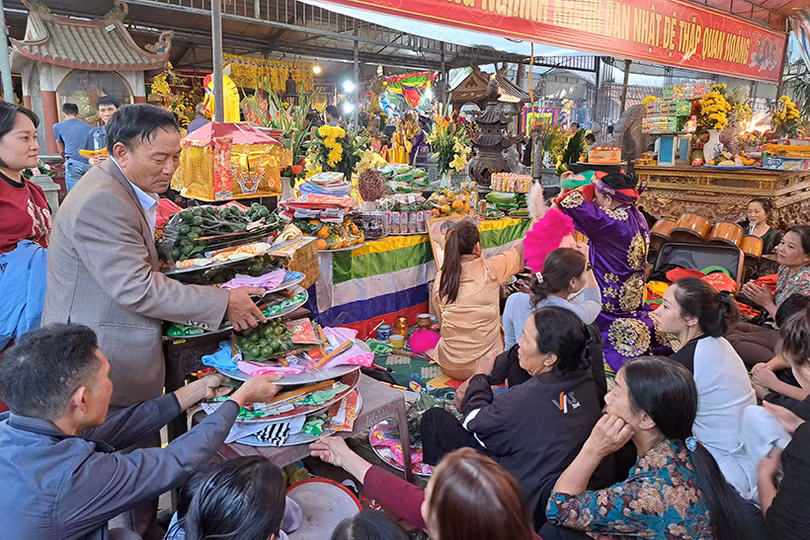 Người dân nườm nượp đến đền Chợ Củi trước ngày chính lễ
