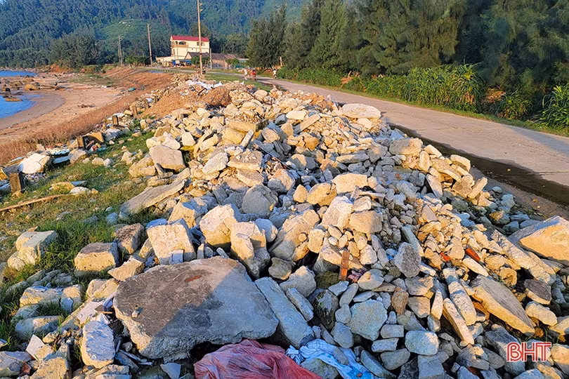 Rác thải xây dựng đổ bừa bãi dọc bờ đê biển Cẩm Lĩnh