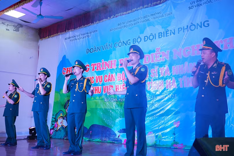 Đoàn Văn công BĐBP Việt Nam biểu diễn tại các địa bàn biên giới ở Hà Tĩnh