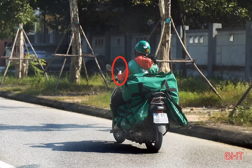 Shipper thời online: Vừa chạy vừa nghe điện thoại, sẵn sàng vượt đèn đỏ!