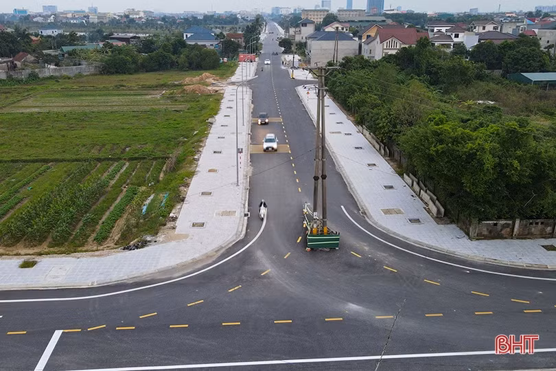 Cột điện “sừng sững” giữa ngã ba đường
