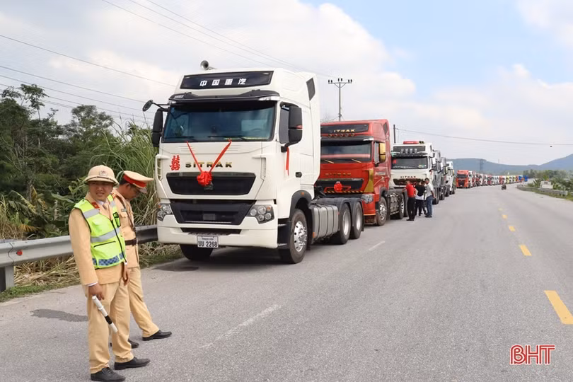 Đám cưới ở Hà Tĩnh rước dâu bằng 50 xe đầu kéo