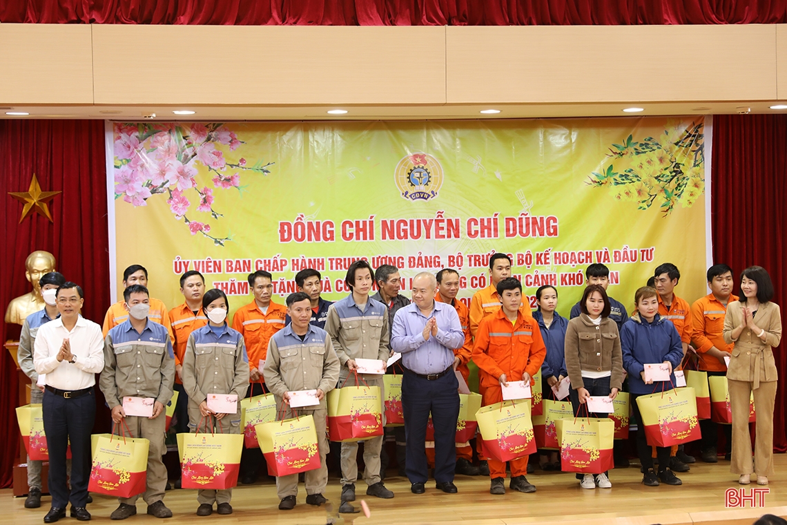 Bộ trưởng Bộ KH&ĐT Nguyễn Chí Dũng trao quà tết cho lao động khó khăn ở KKT Vũng Áng