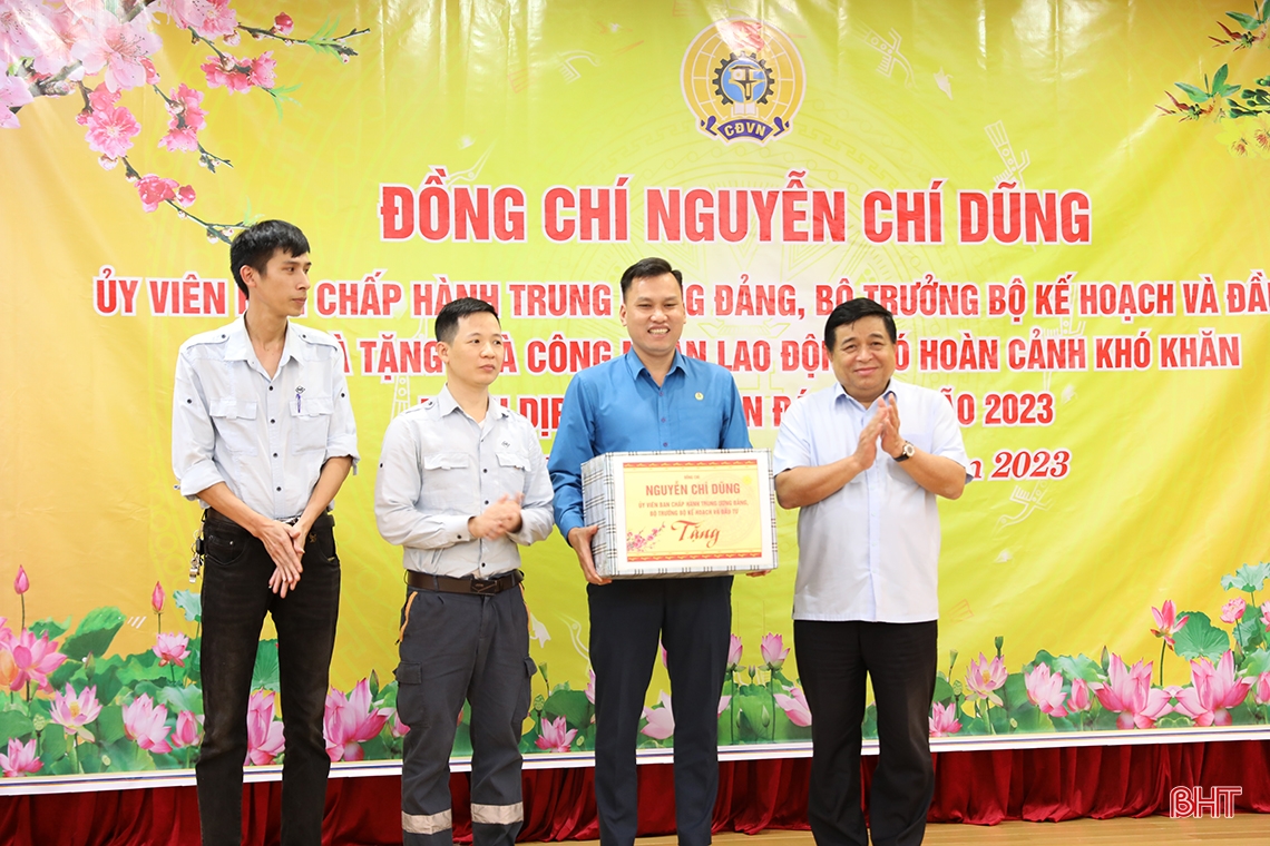 Bộ trưởng Bộ KH&ĐT Nguyễn Chí Dũng trao quà tết cho lao động khó khăn ở KKT Vũng Áng