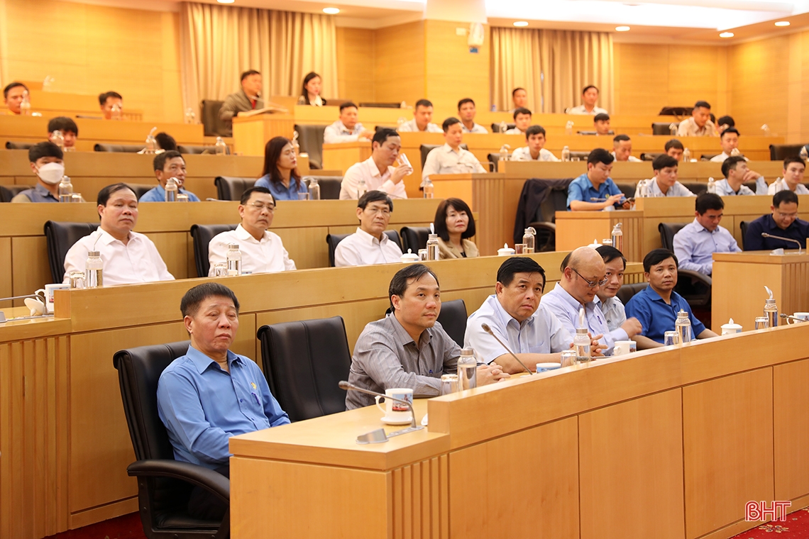 Bộ trưởng Bộ KH&ĐT Nguyễn Chí Dũng trao quà tết cho lao động khó khăn ở KKT Vũng Áng