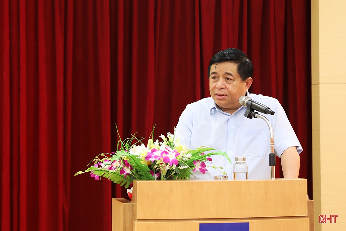 Bộ trưởng Bộ KH&ĐT Nguyễn Chí Dũng trao quà tết cho lao động khó khăn ở KKT Vũng Áng