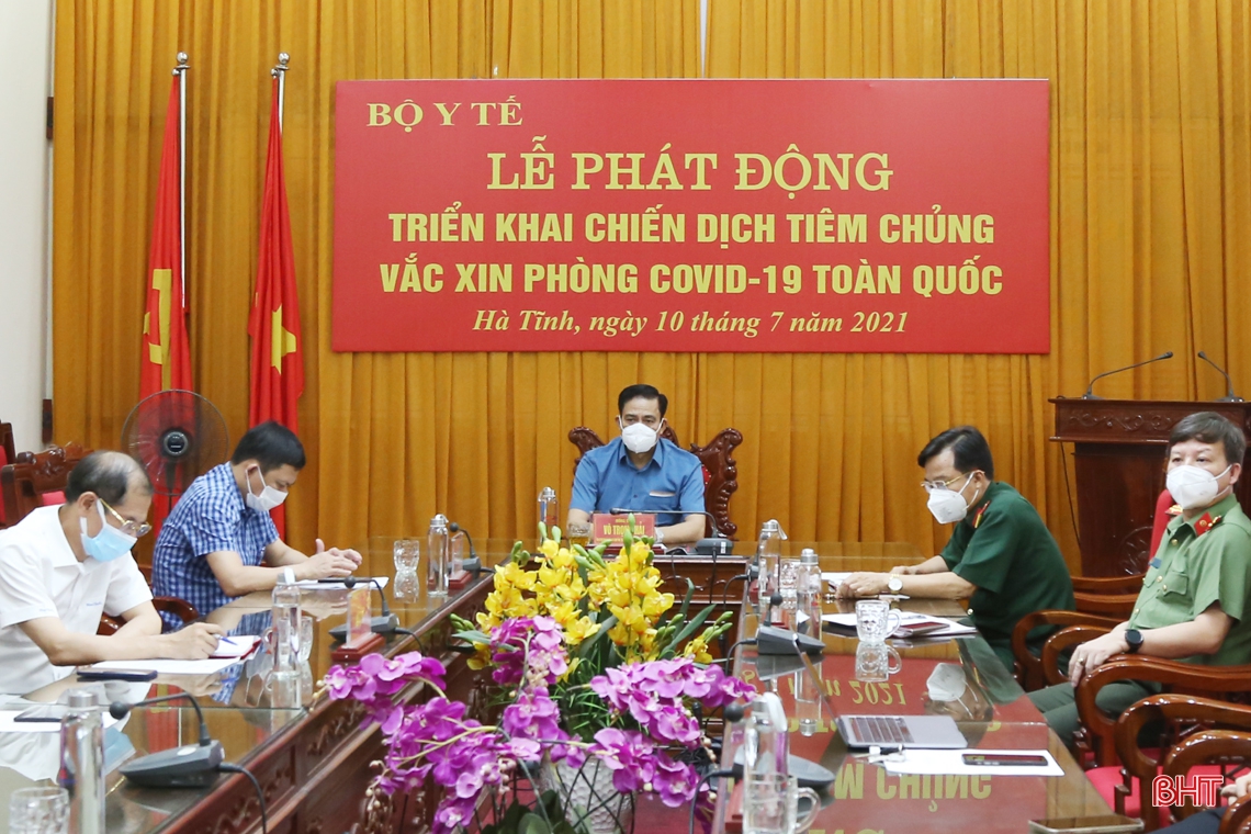 Đồng lòng thực hiện thành công chiến dịch tiêm vắc-xin lớn nhất lịch sử