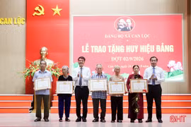 Can Lộc trao Huy hiệu Đảng và công bố quyết định sắp xếp các cơ sở giáo dục