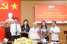 Trao Huy hiệu 70 năm tuổi Đảng cho đảng viên ở Xuân Lộc